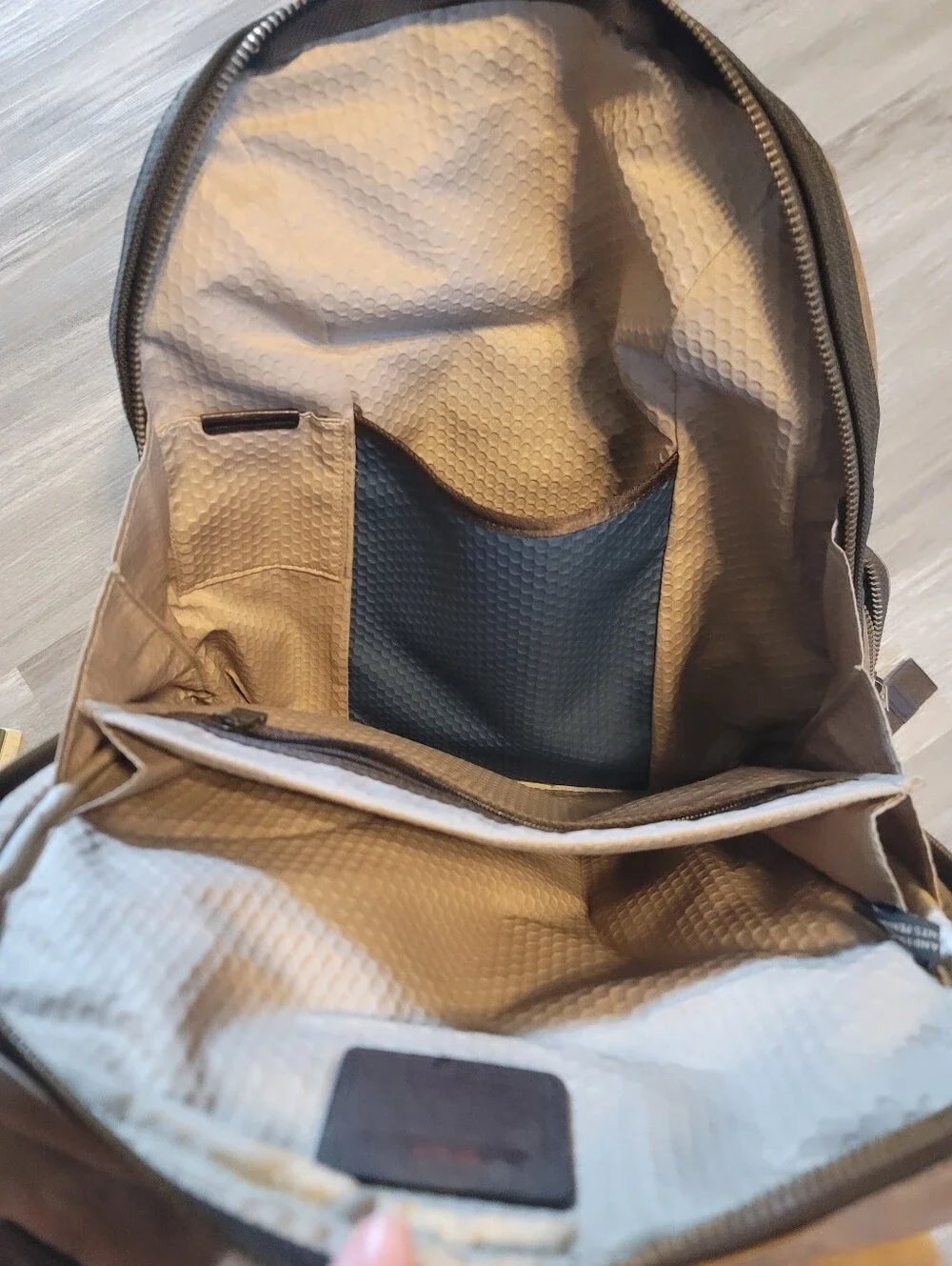 Tumi Premium, 100% full-grain leather TUMI Alpha Bravo 